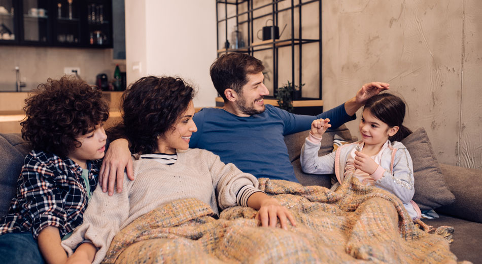 Familie auf dem Sofa